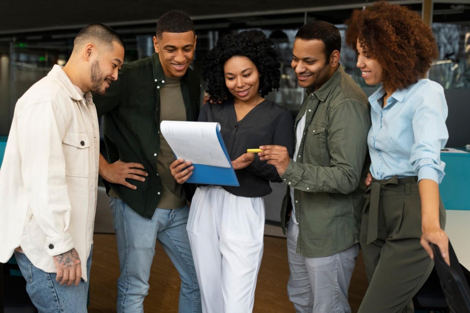 Professionnel analysant des documents financiers lors d'une séance de planification
