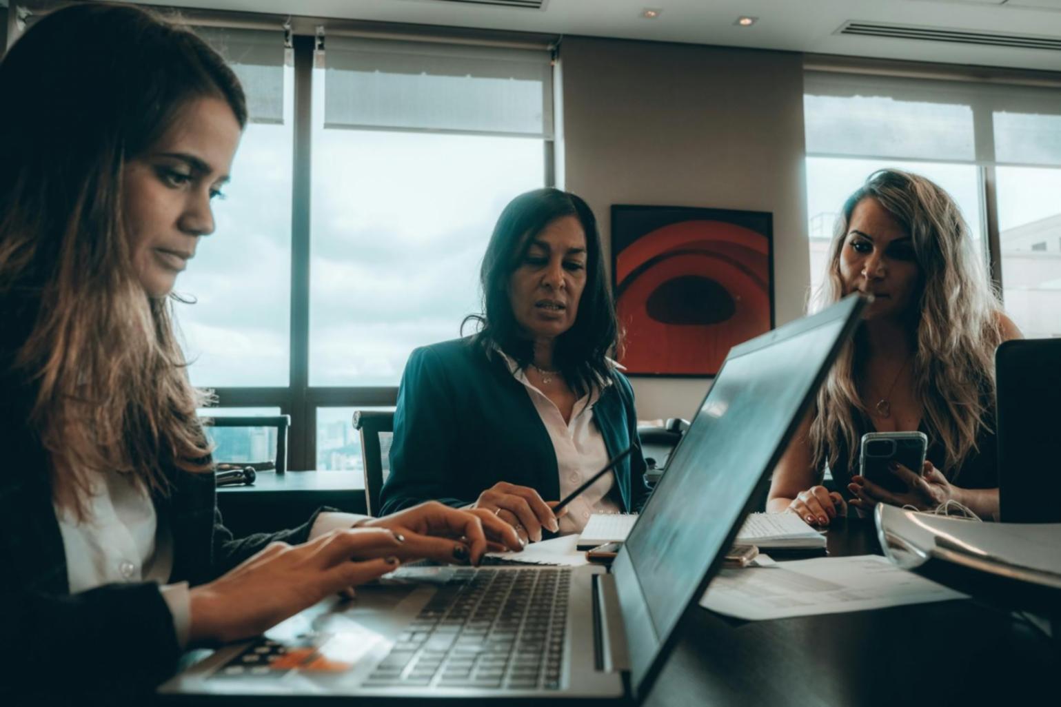 Bureau moderne avec outils de planification financière